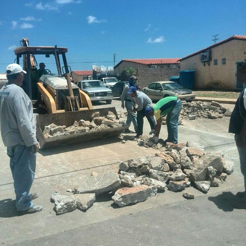 ObrasPublicasNE's tweet photo. : Reparación bache en lozas de pavicreto urbanismo Bicentenario,#LaborEficiente  #LaConstituyenteSiVa https://t.co/JqHFDFsVde