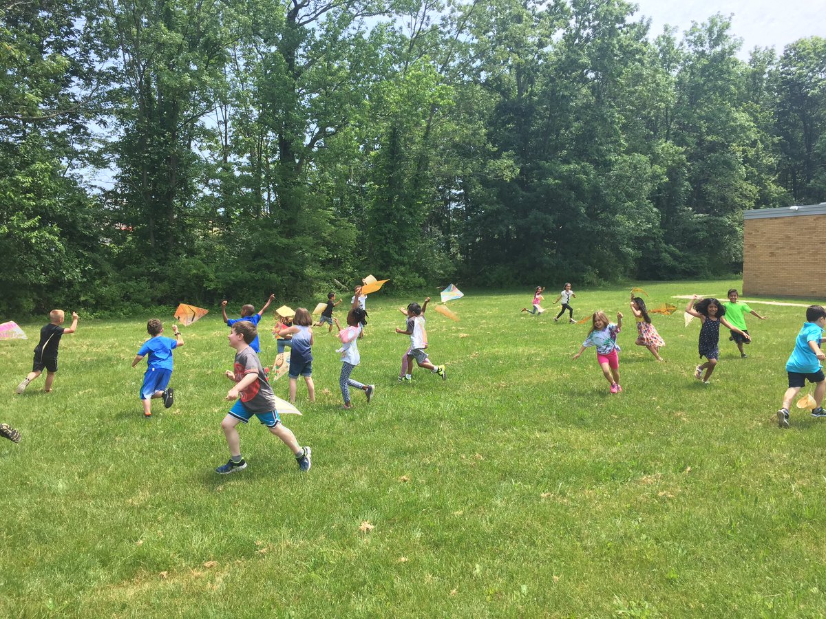 LynnCrest1AM's tweet photo. 🎶🎵🎶Let's go fly a kite..up to the highest height!! 🎶🎵🎶 #firstgraderocks @CoachOsborne https://t.co/CrGG9C56lP