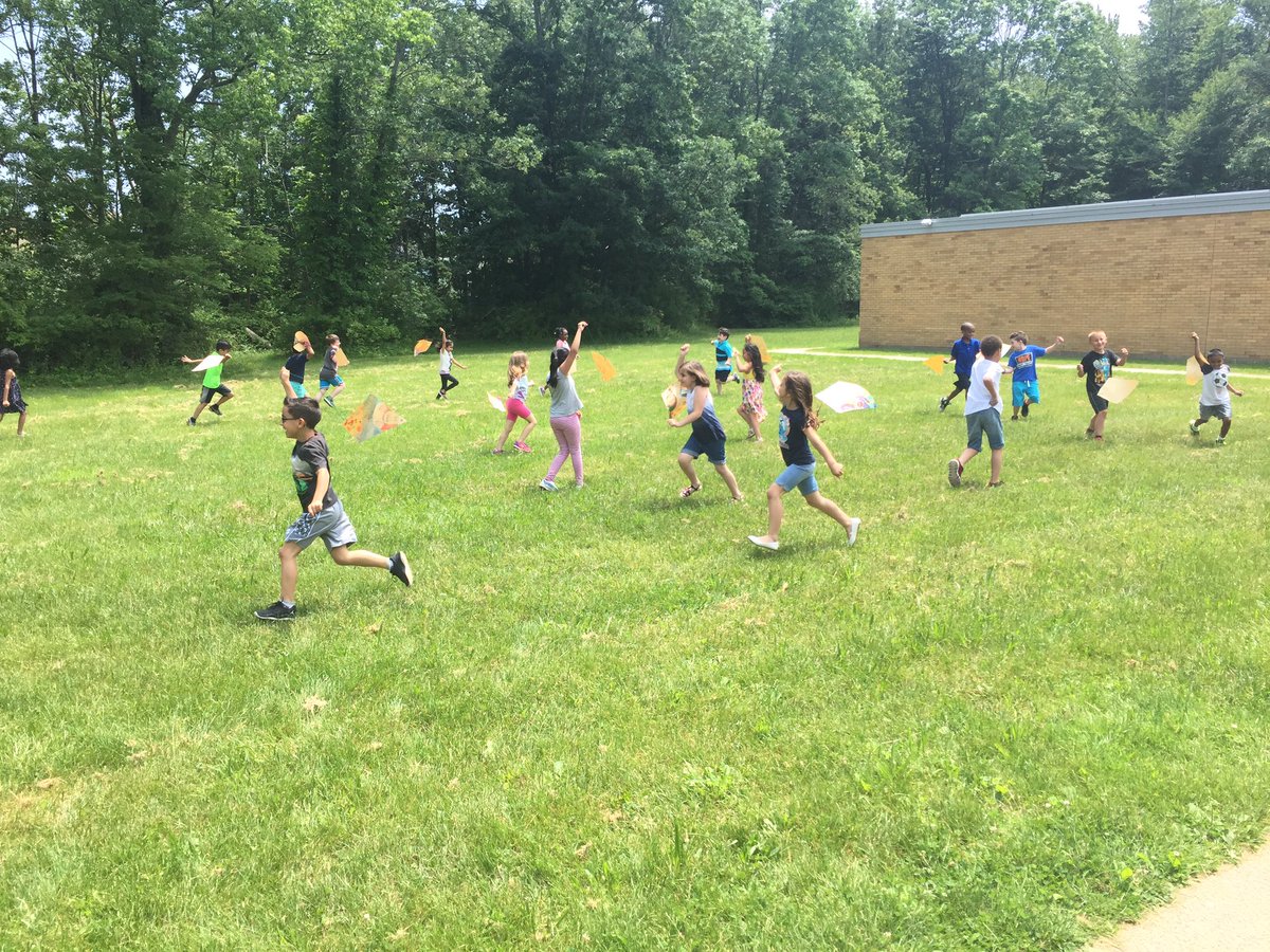LynnCrest1AM's tweet photo. 🎶🎵🎶Let's go fly a kite..up to the highest height!! 🎶🎵🎶 #firstgraderocks @CoachOsborne https://t.co/CrGG9C56lP