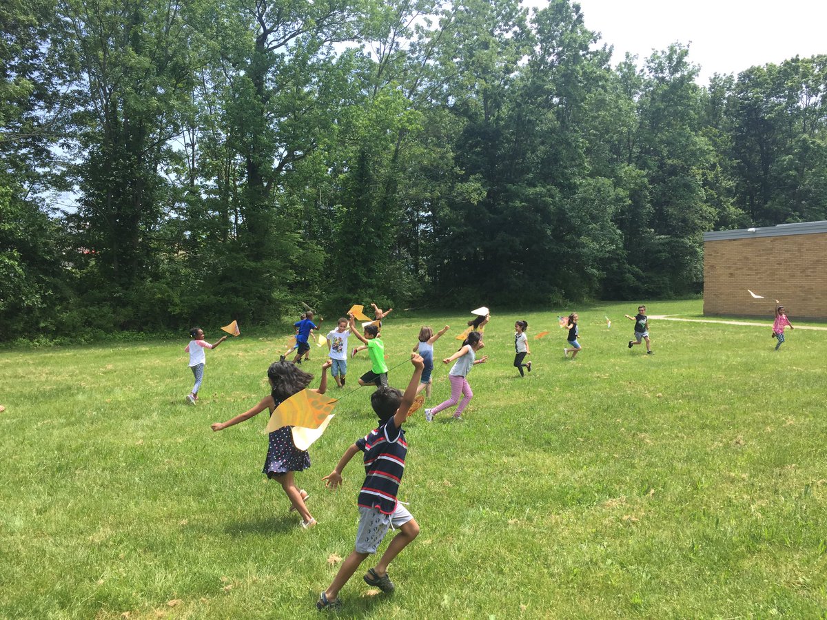 LynnCrest1AM's tweet photo. 🎶🎵🎶Let's go fly a kite..up to the highest height!! 🎶🎵🎶 #firstgraderocks @CoachOsborne https://t.co/CrGG9C56lP