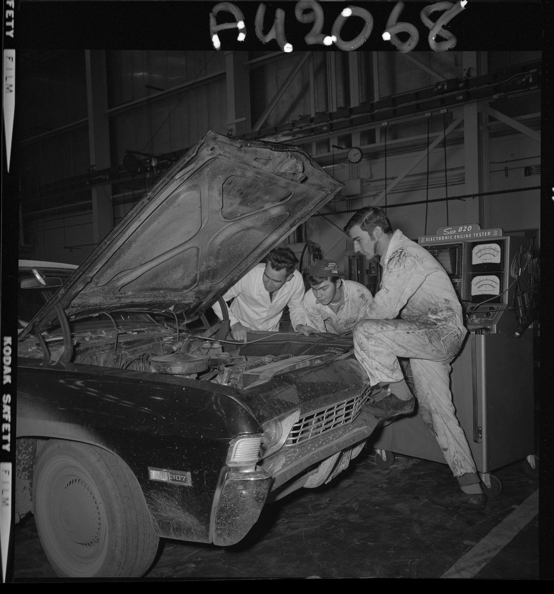 Automotive students <a href="/bcit/">British Columbia Institute of Technology (BCIT)</a> in 1968 #tbt. BCIT Archives no.C23-a001654 @bcitlib