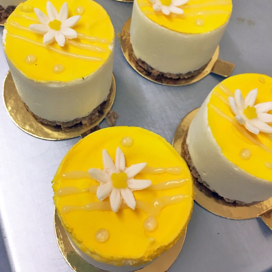 Willow_Cakes's tweet photo. Lemon Mousse Cake...a definite favourite around here!! 🍋 https://t.co/kHMF0Qicaa