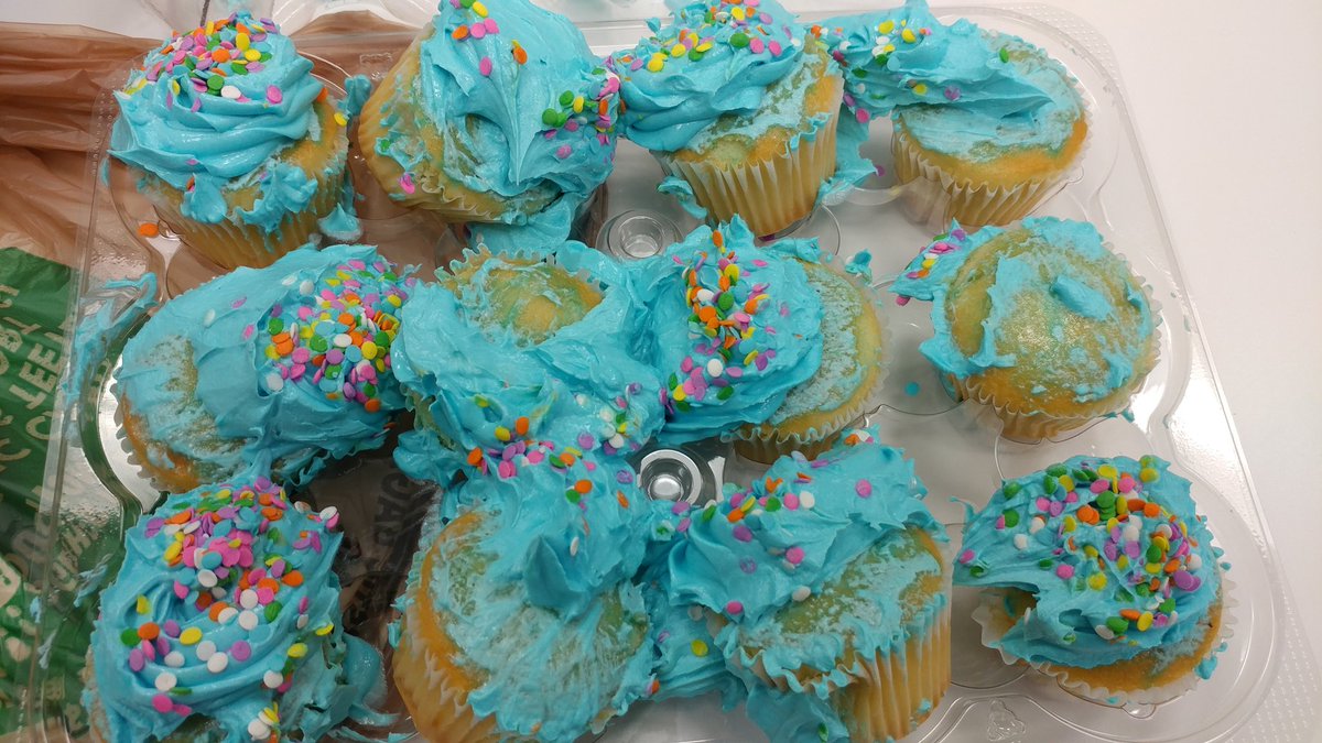 CHICKAMUNGUS's tweet photo. You guys. I'm really having a celebration fail this week. =( Cupcakes all fell over. #cupcakefail #celebrationfail https://t.co/CtquDrH5ny