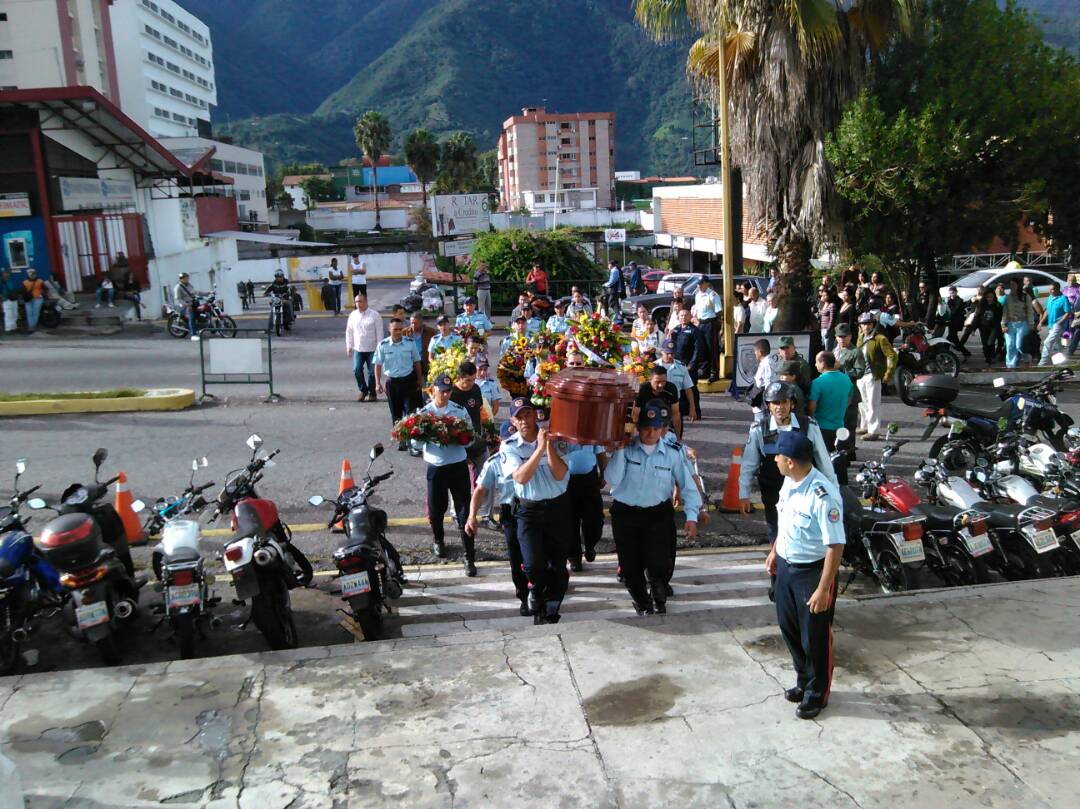 polimerida's tweet photo. Con gran dolor nuestra familia de PoliMérida despide al Comisionado Agregado Post Mortem Douglas Sanchez QEPD @AlvaroSCuellar @GobAlexisR https://t.co/mepKTFabfF