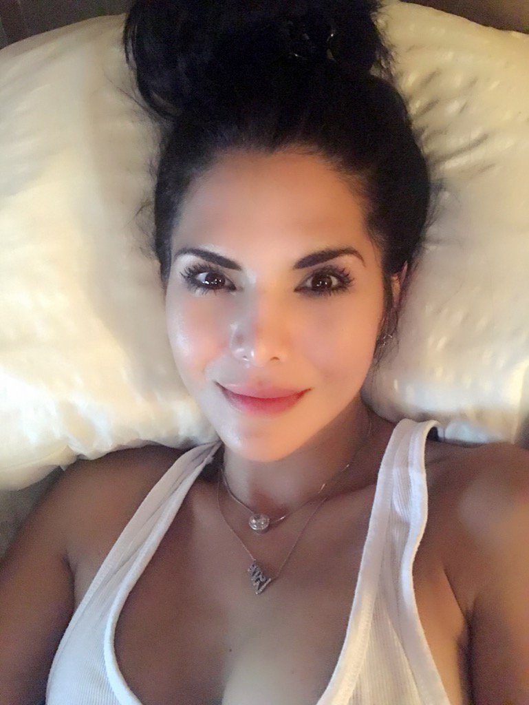 joycegiraud's tweet photo. Do you want that #GlowyLook ? I know I love it in summer😀💃🏻 #Pure4 #MovieGlow @evine https://t.co/3nBKJTntm7 https://t.co/dcGW6ddgoC