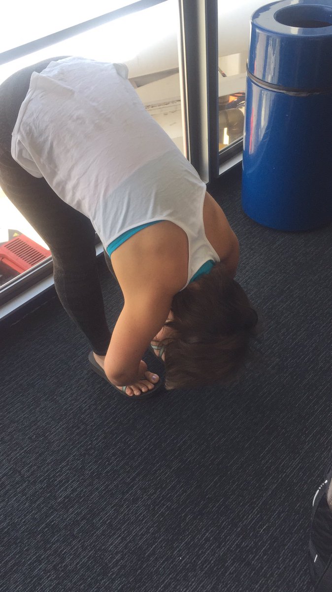 CathyAFerg's tweet photo. Yoga lesson.  Happening now.  #GatelessinOhare @JetBlue https://t.co/MOnGWY77a6