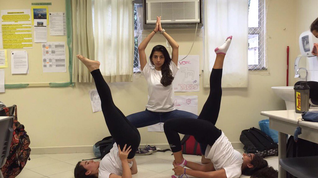 OpsMolfese's tweet photo. Hice este challenge un montón de veces con mis amigas!! @kndmolfese @_ruggero Miren #TagYoga #Ruggelaria https://t.co/823kRAAr8b