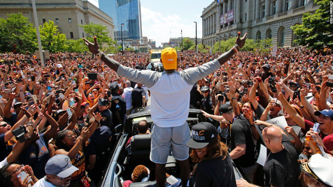 yaknowthavibes's tweet photo. Your parade vs the parade she told you not to worry about... #DefendTheLand https://t.co/NpMe6yJTQd