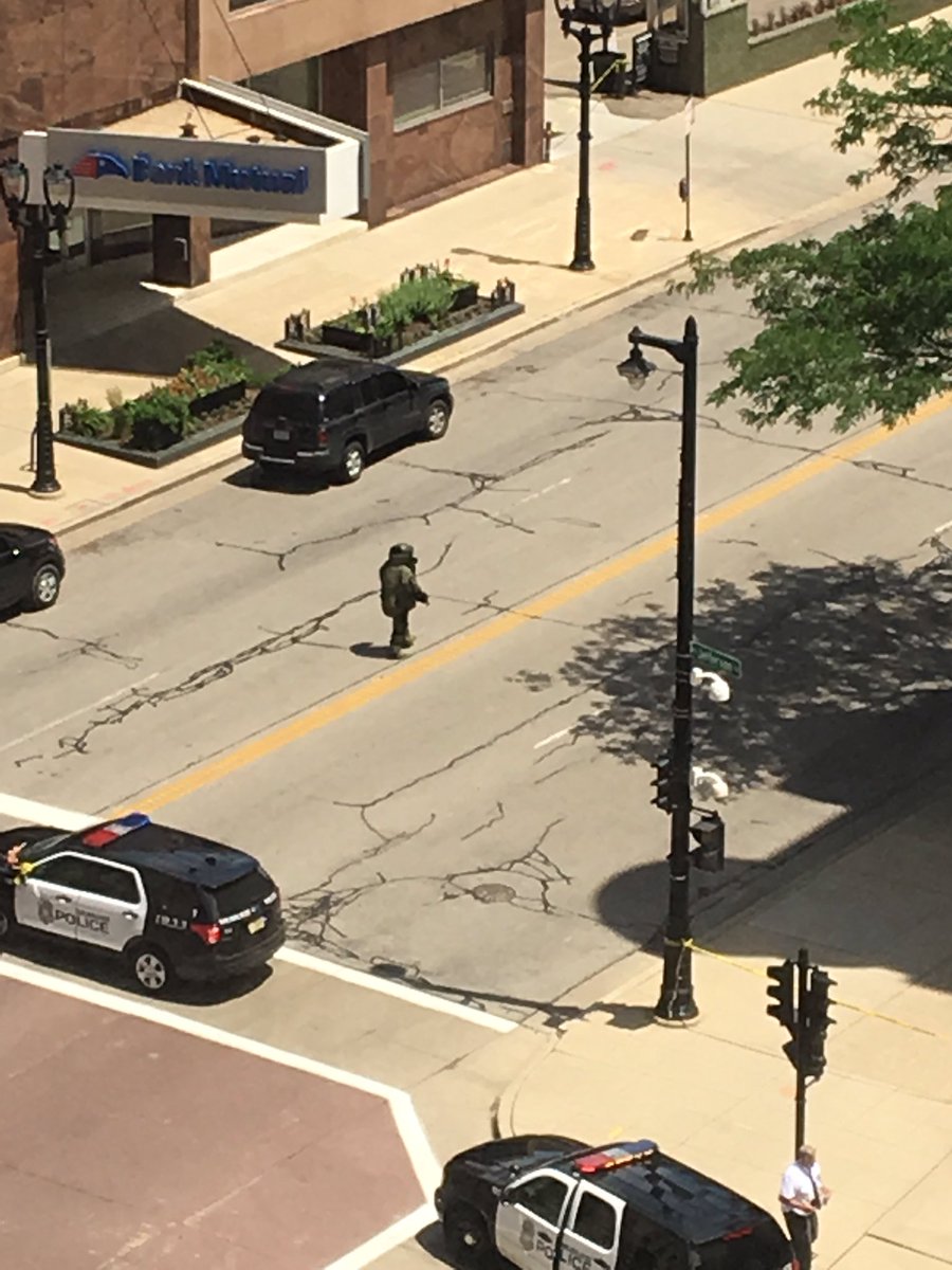 bfin27's tweet photo. Threat to Milwaukee Federal Courthouse-bomb squad is on the scene #breaking #mke https://t.co/u5LVwQYLKq