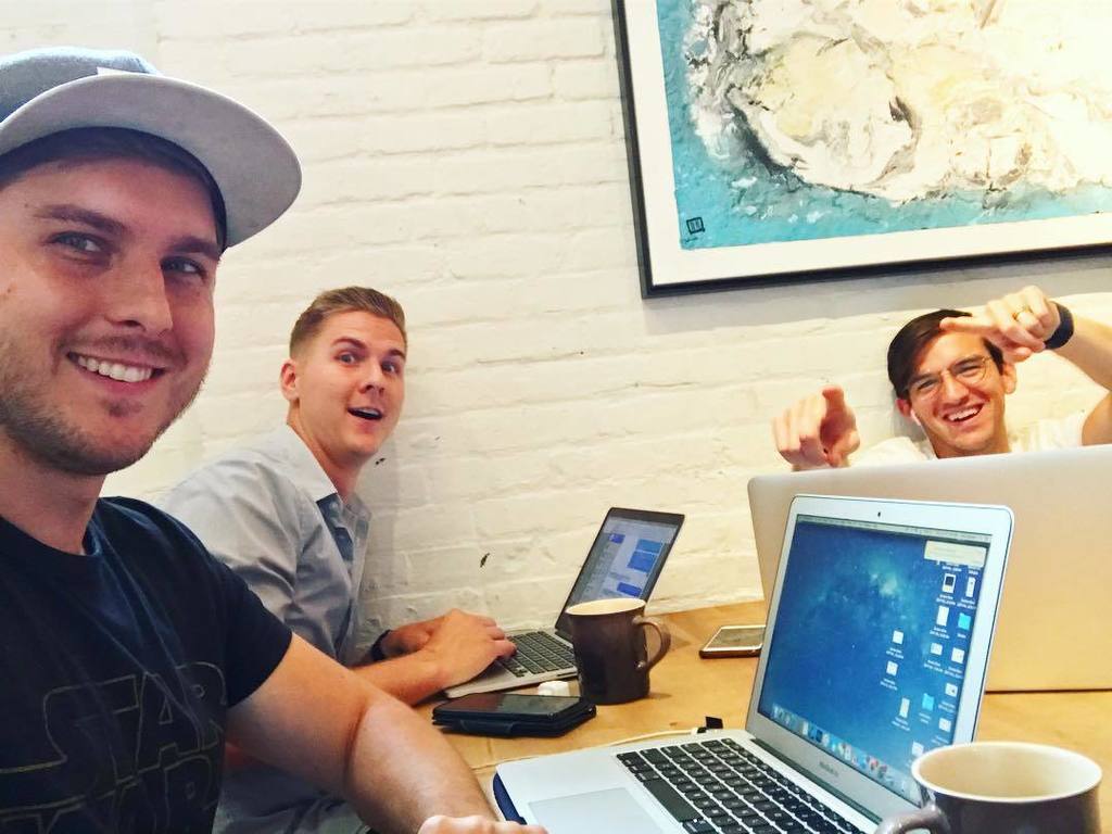lukeseavers's tweet photo. Freelancer life. 🙌🏽 with @cmgarrow & @andyseavers
#freelancelife #freelancer #mercantile #mercandmash #freelanced… https://t.co/xiSx0RfXgV https://t.co/aNmRlOZ32H