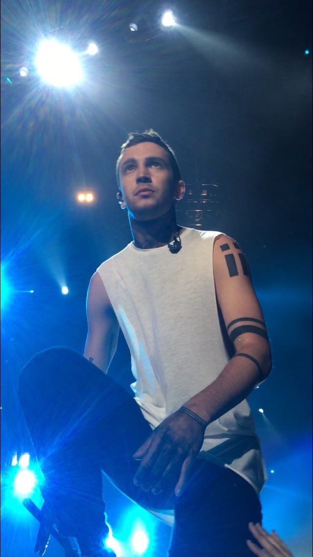 atcmicbomb's tweet image. ( --
   trouble on my left,
      trouble on my right. 
                  -- )