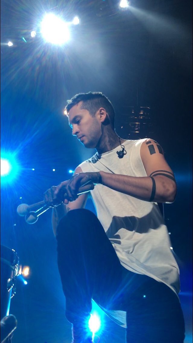 atcmicbomb's tweet image. ( --
   trouble on my left,
      trouble on my right. 
                  -- )