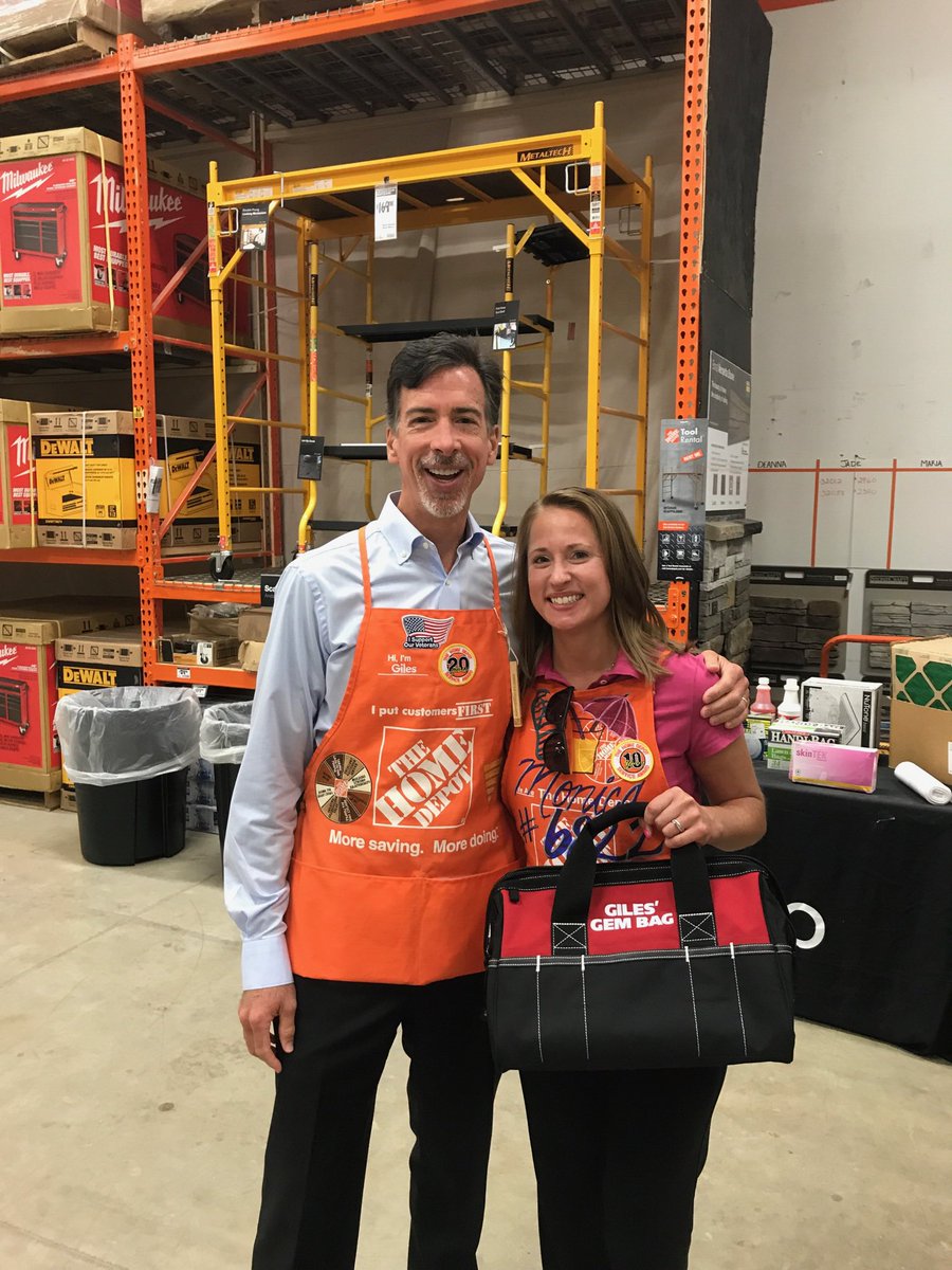 Monica_L_Martin's tweet photo. Thank you Giles for coming to our MVP walk in the Central Region hosted by D98 and store 6919!!! #Bowmania @thegilesfiles https://t.co/2hmUWoZuNz
