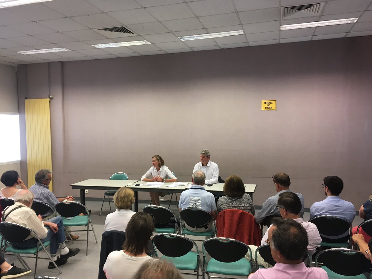 YannisGerault's tweet photo. Réunion publique à Compiègne avec @EmmanuelleBour_ et Eric Bertrand son suppléant. De beaux échanges #circo6005 #laRepubliqueEnMarche https://t.co/vdAAvJF6FN