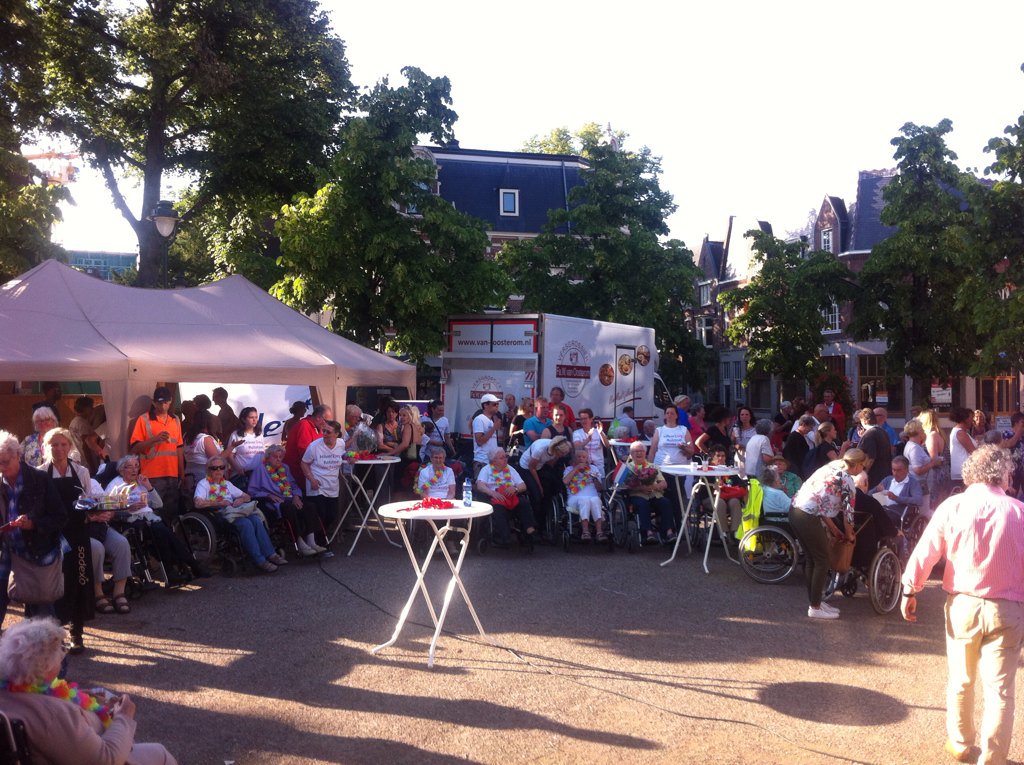 HsumVerb's tweet photo. Groot feest op #Kerkbrink; eindpunt @HilverZorg rolstoel 4daagse. Mooi initiatief. https://t.co/RRDirQrQ30