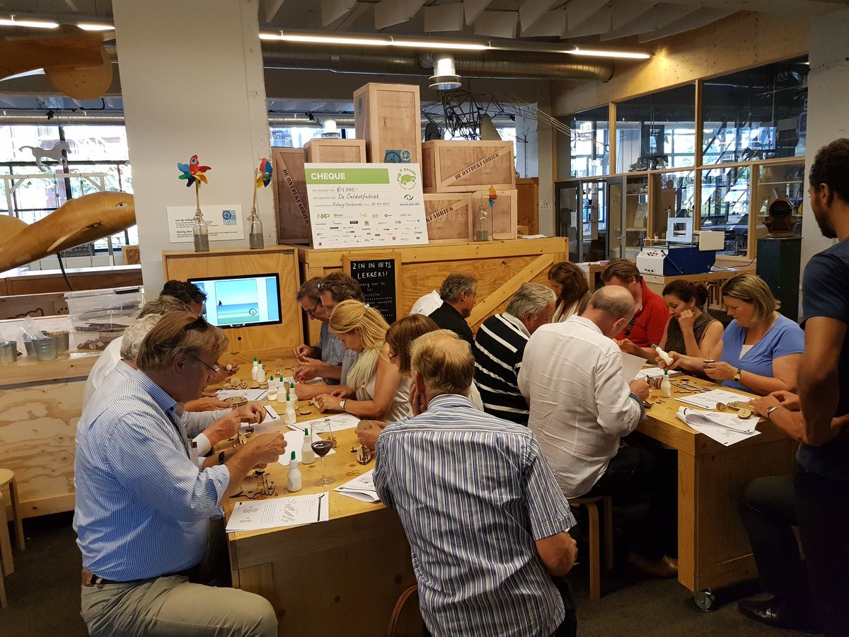 Rotary Eeckaerde leden, organisatoren van <a href="/EParade2017/">E-parade</a> bouwen vanavond elektrische auto's uit <a href="/DeUitvinders/">De Uitvinders in de klas</a> en het Zonnewiel <a href="/ontdekfabriek/">De Ontdekfabriek</a>.