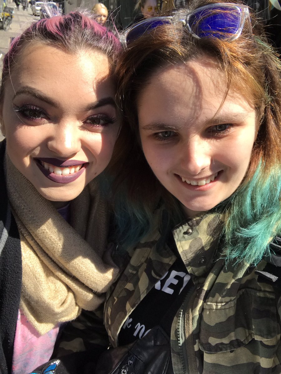 LoveFromLinee's tweet image. CASSSEEEEY AND RENNAAAAAAA have u read my message on your draw from me😭😭😭😭😭🇩🇰🇩🇰❤️❤️ #HeyVioletAMA