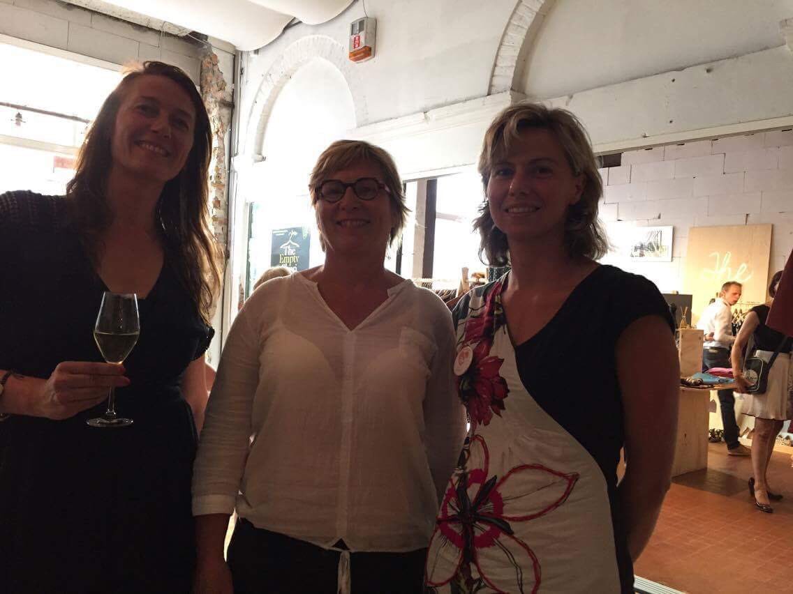 GlekVzw's tweet photo. Ook Mieke Hoste was van de partij! #opening #emptystore #brugge https://t.co/r51K8jrxH5