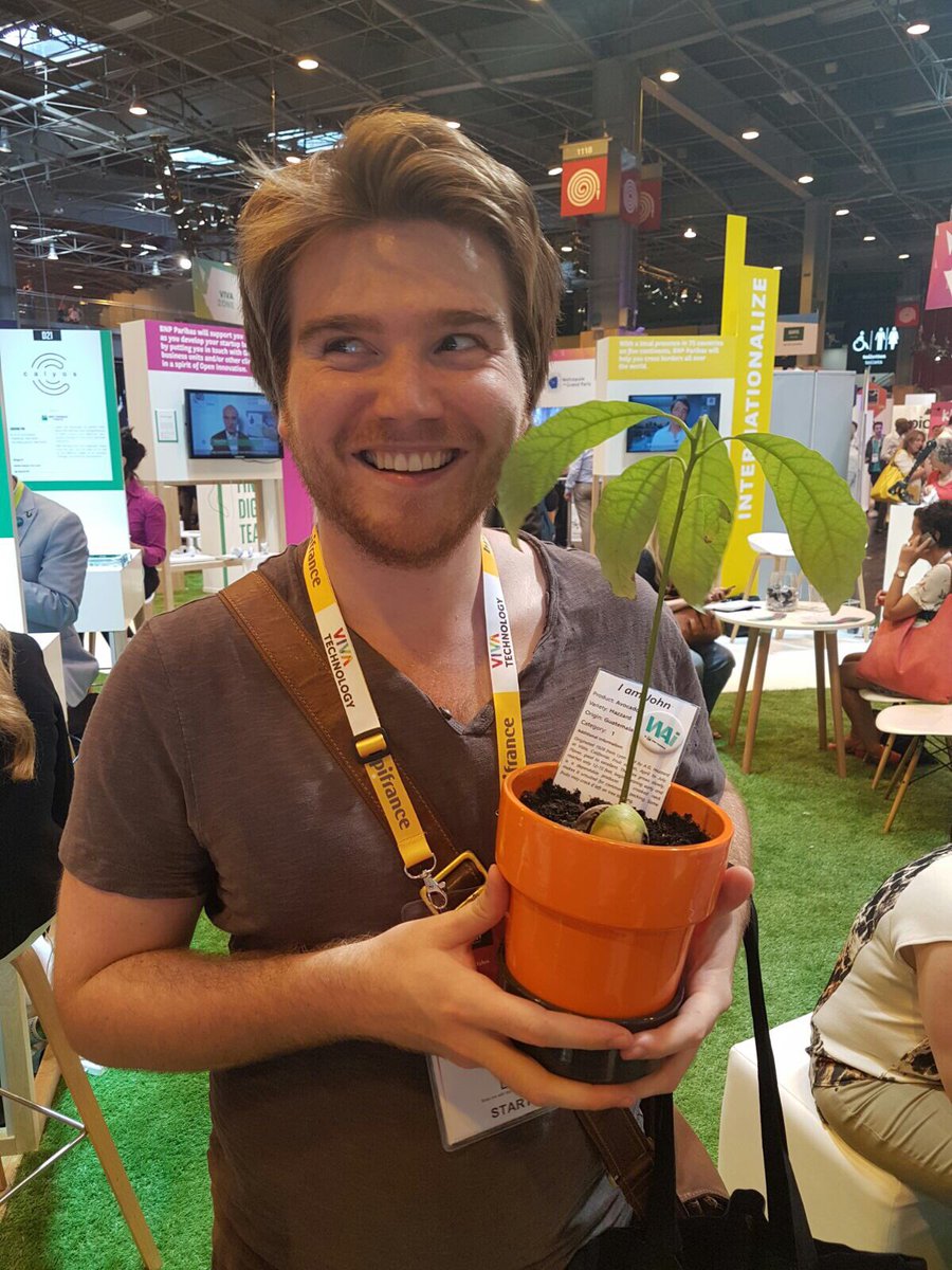 SpotLightCCS's tweet photo. John 🤳:#93-94 John on his way to #VivaTech2017 looking for @FranckMaistre 
#borntobewai 
#SelfiewithJohn 
#sorrytodisrupt 
#EAGEPARIS2017 https://t.co/ZkBWvtqpJ0