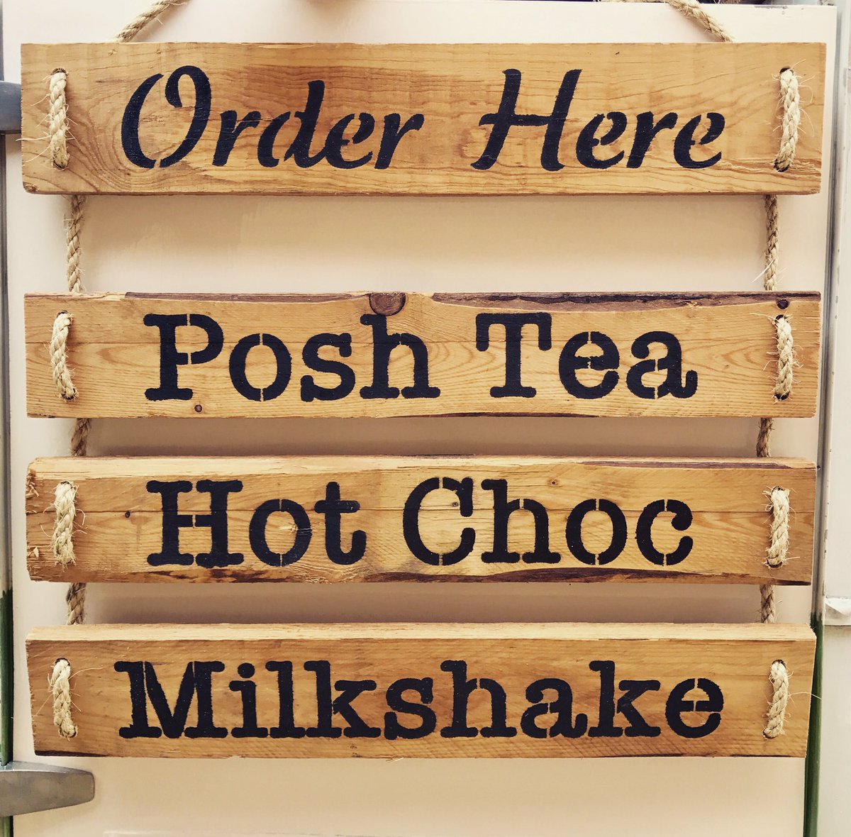 beanmachineuk's tweet image. Few snaps of the caravan. #coffee #fullofbeanscoffeeco #vikingfibreline #vintagecaravan #retrocaravan