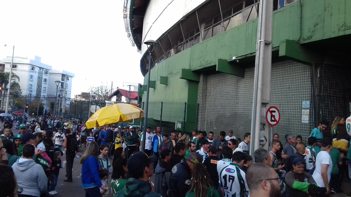Fila pra comprar ingresso dando a volta no couto aos 25 minutos do primeiro tempo.... Que desorganização <a href="/Coritiba/">Coritiba</a>