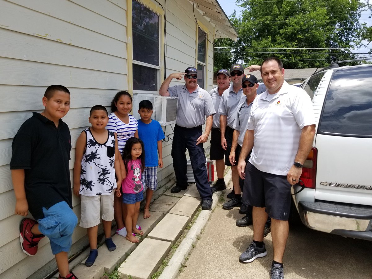 FWFFcharities's tweet photo. Fighting back the heat. @FortWorthFire E5 &amp; @FWFFcharities installed an AC 4 a single mother with 4 kids.#HelpingKeepFwCool @FWfirefighters https://t.co/2gXVQow9xX