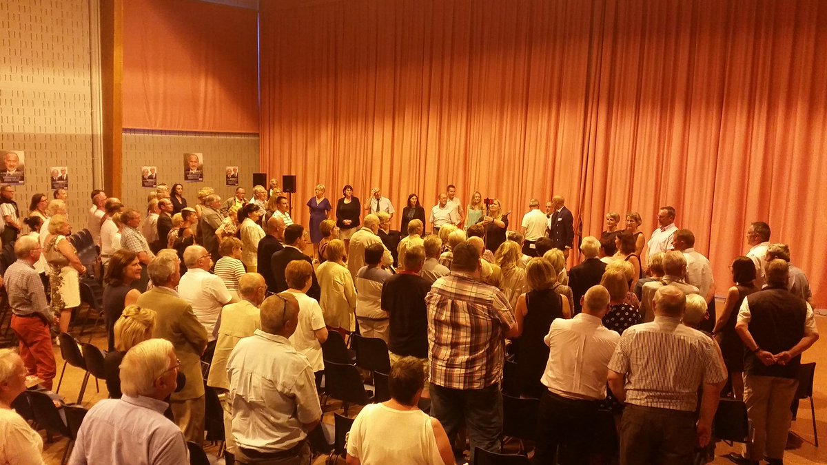 JeunesRep6001's tweet photo. Fin de la réunion #DassaultBresles avec la traditionnelle #Marseillaise ! Dimanche, un seul vote pour la #Circo6001 : @ODassault ! https://t.co/uqa5E9x8Y7