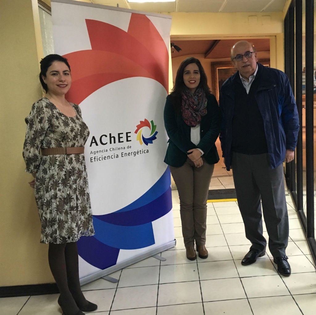 Agencia__SE's tweet photo. #CursosEficienciaEnergética Natalia Arancibia (Agencia); @Gaby_Rosende (@CONASET_) e Ignacio Piña (#ACHEC) en Curso de #ConducciónEficiente https://t.co/oh2XKnxs2O