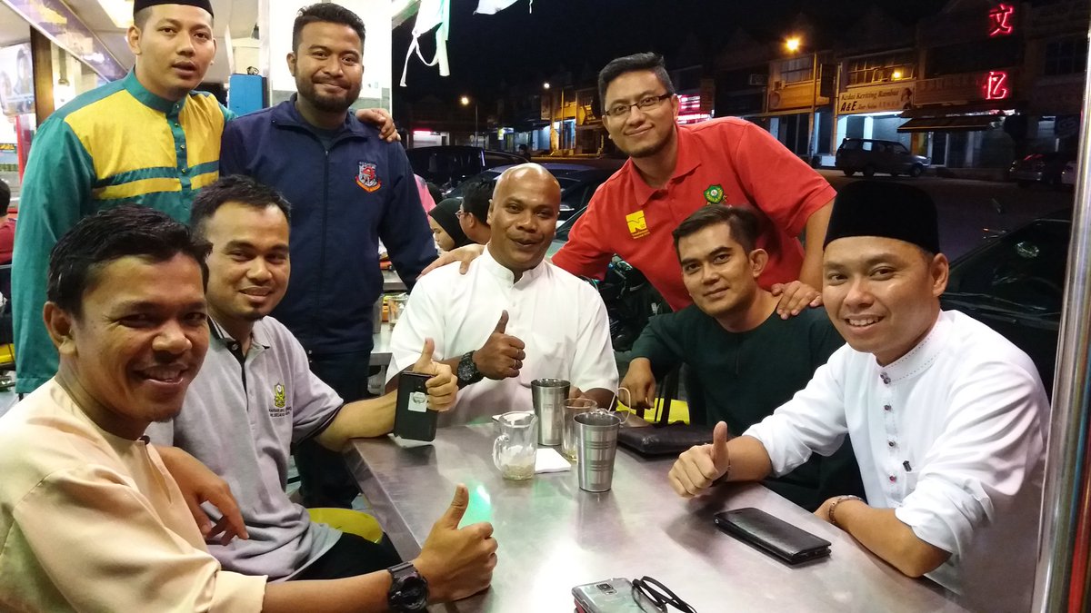 nizam_pb's tweet photo. Sampai di destinasi seterusnya , beramah mesra dengan Gerakan Belia 4B Gelang Patah bersama GB4B Johor..
#bergerak   #RamadanKareem https://t.co/wZrjjjI2do