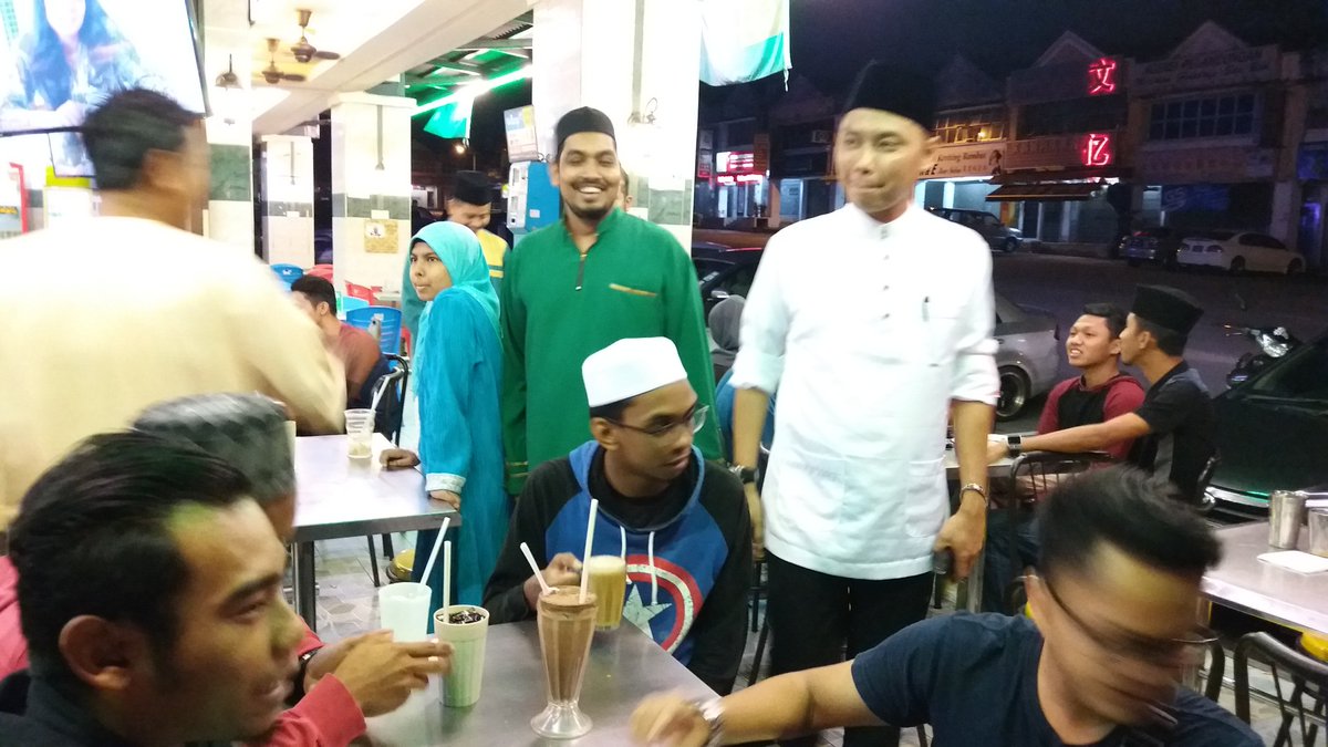 nizam_pb's tweet photo. Sampai di destinasi seterusnya , beramah mesra dengan Gerakan Belia 4B Gelang Patah bersama GB4B Johor..
#bergerak   #RamadanKareem https://t.co/wZrjjjI2do