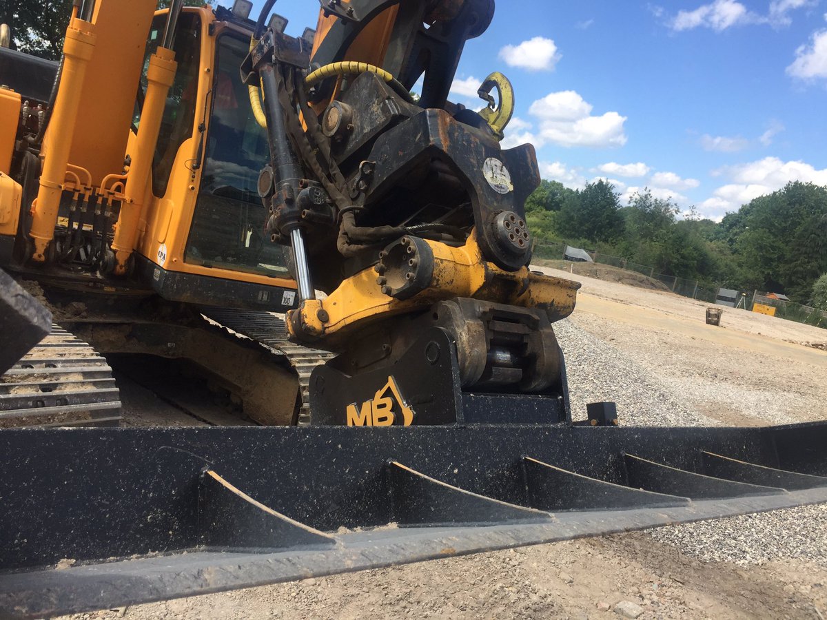 MBplantandcivil's tweet photo. #GradingBeam #PilingMat #Engcon @BMCBucket https://t.co/YUw7Po28rx