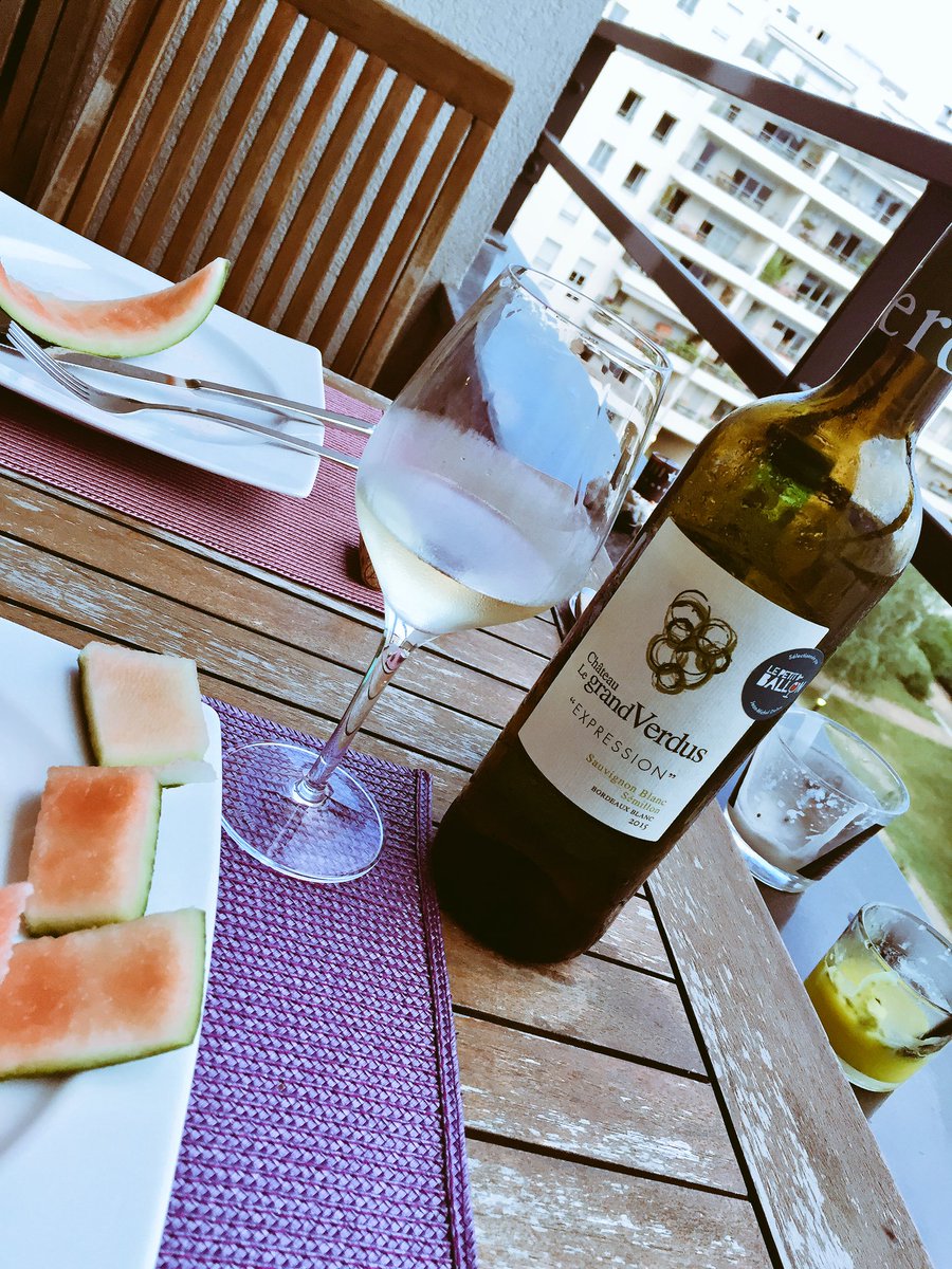 CindyDavidB's tweet photo. Tel un vieux couple nous dînons dehors #picolette #wine https://t.co/NpQ0mwcP0c