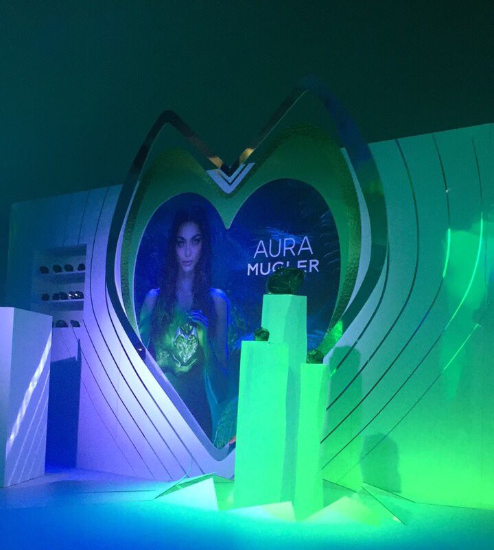 30ansenbeaute's tweet photo. Lancement ce soir du nouveau parfum @Mugler baptisé Aura. Une fragrance animale 💚#ListenToYourInstinct #AuraMugler https://t.co/HBTawlIwZb