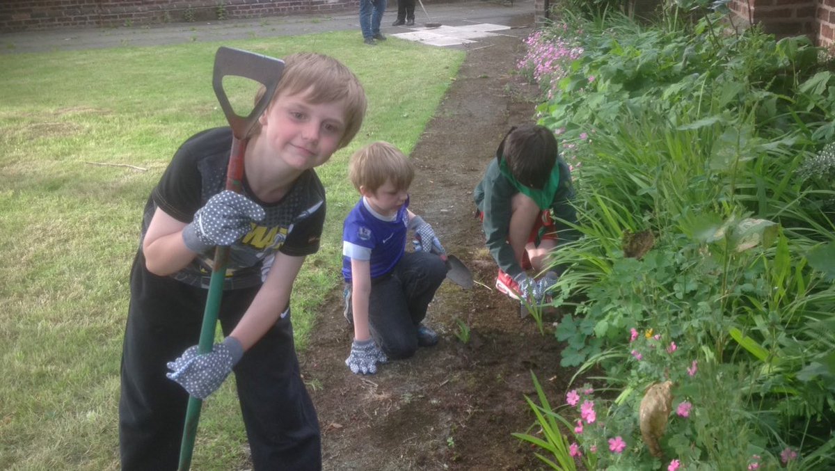 9th_fairfield's tweet photo. Cubs helping out in  @ClubmoorChurch Gardens for their World Challenge badge 🌍🌱 https://t.co/ewS3LhkE6s