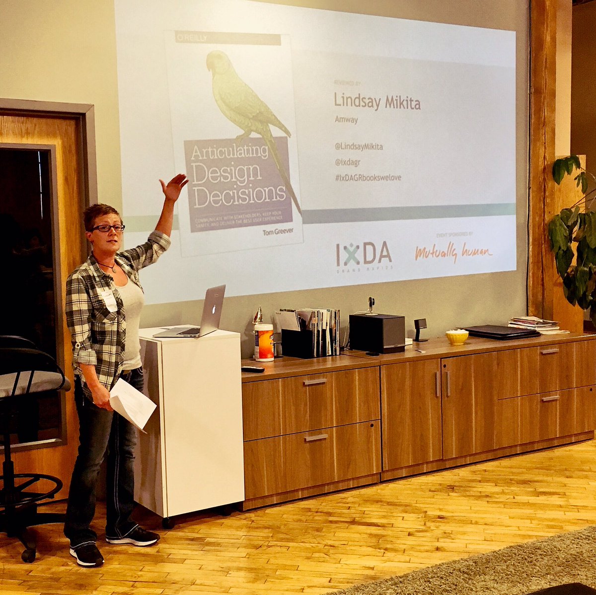 ixdagr's tweet photo. .@LindsayMikita reviews 'Articulating Design Decisions' by @tomgreever #IxDAGRbookswelove https://t.co/BmNAYnye7a