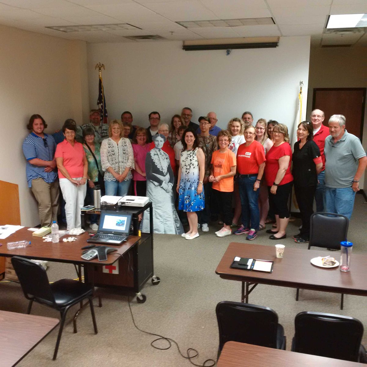 estelle_arnaud's tweet photo. @CanCGMPLS consular officer meets  enthusiastic @mnredcross staff and volunteers in Duluth. We are ready to assist! https://t.co/OoRsAWeojM