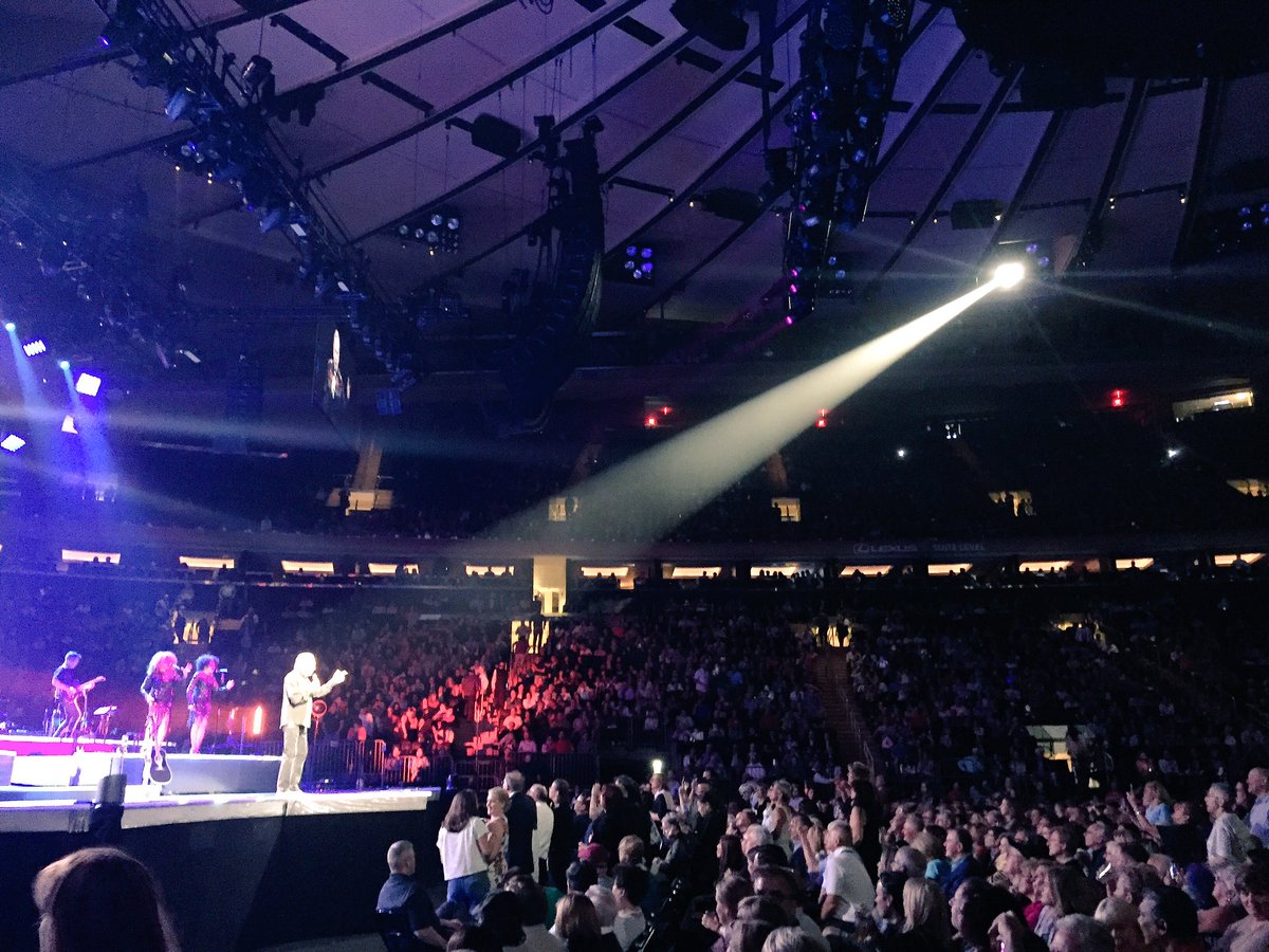 TheGarden's tweet photo. ...and it's a sound that I love, and it makes me feel good... πΆ #NeilDiamondMSG https://t.co/dM0gDU22Rq