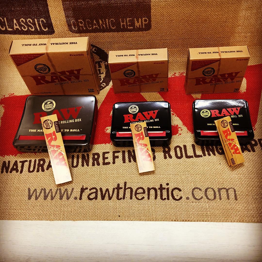 公式rawローリングペーパー Japan Sur Twitter Rawローリングボックス 70 79 110mmの3サイズ揃いました 中のベルトにたばこ葉と糊の部分を湿らせたrawペーパーを載せて 蓋をガシャっと閉めるとボックス上部のスロットから巻きあがったたばこがポンっと飛び出し