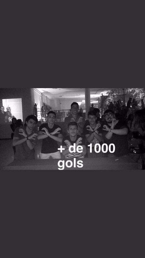 _catimbafc's tweet photo. [Notícia] Jogadores são flagrados na noite goiana junto à torcedores, a diretoria vai julgar o caso. #MalacaRei #FogoNoNegro https://t.co/VLEpGCim1D