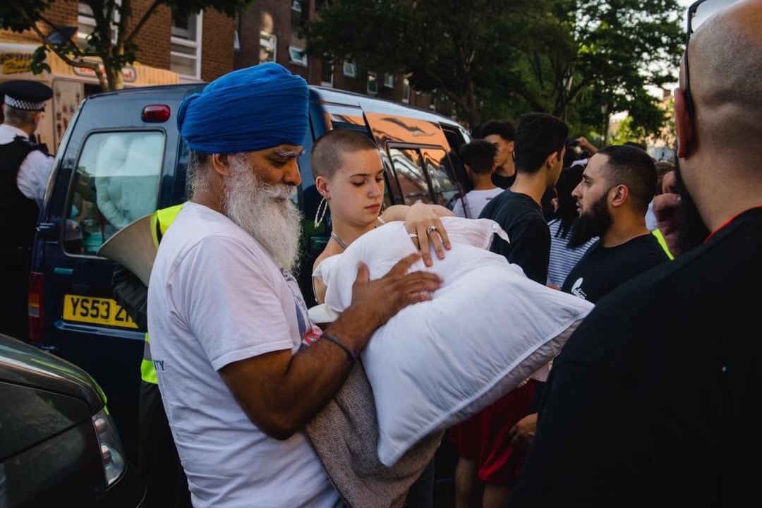 RaviSinghKA's tweet photo. Sikhs, Muslims , Christians .. Black, White , Brown ... ALL joined hands for the people of #GrenfellTower ! Truly #ONELOVE @NickyAACampbell https://t.co/QONQcQRxzX