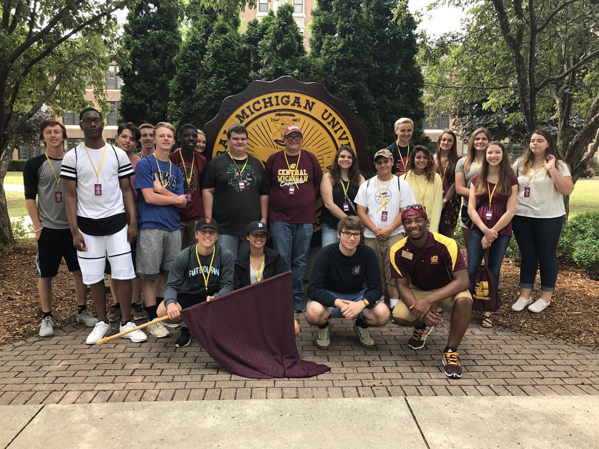 CMUMightyMaroon's tweet photo. @Thee_Breen Our last group of orientation season! #FireUpChips #CMICH2021 #CMUMightyMaroon https://t.co/Hwt12XtaDR