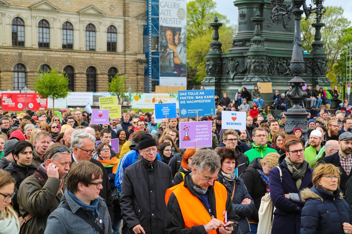 ScienceMarchGER's tweet photo. Bevor der Tag vorbei ist: Zum #Projekt4D von @DLR_next darf ein Foto mit #Menschen vom #MarchforScience #Dresden nicht fehlen! :) https://t.co/17tWX1qCjz