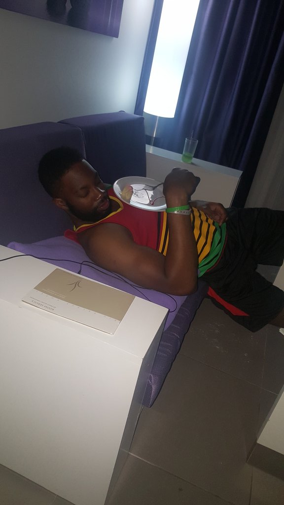 Wander4Purpose's tweet photo. Falling asleep while trying to finish b-day cake #contest #oreogames https://t.co/nUM6NkHzYW