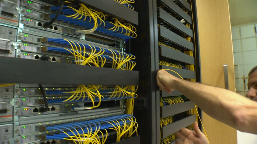 3CatInfo's tweet image. Quan el peix petit es menja el gros: operadors locals de telecomunicacions revolucionen el mercat de la fibra òptica
bit.ly/2tsgy6W