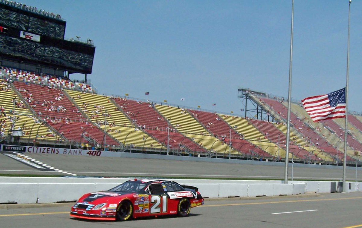 wood_brothers21's tweet photo. #NASCAR
#ThrowbackThursday
#NCTS
#NNCS
MIS '07
Half staff flag for Bill France Jr.
Kurt Busch signs the toolbox
21 Truck
Turn Four https://t.co/Eb2onYBXix