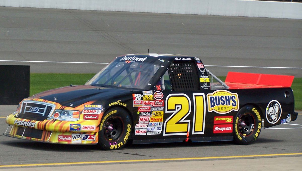 wood_brothers21's tweet photo. #NASCAR
#ThrowbackThursday
#NCTS
#NNCS
MIS '07
Half staff flag for Bill France Jr.
Kurt Busch signs the toolbox
21 Truck
Turn Four https://t.co/Eb2onYBXix