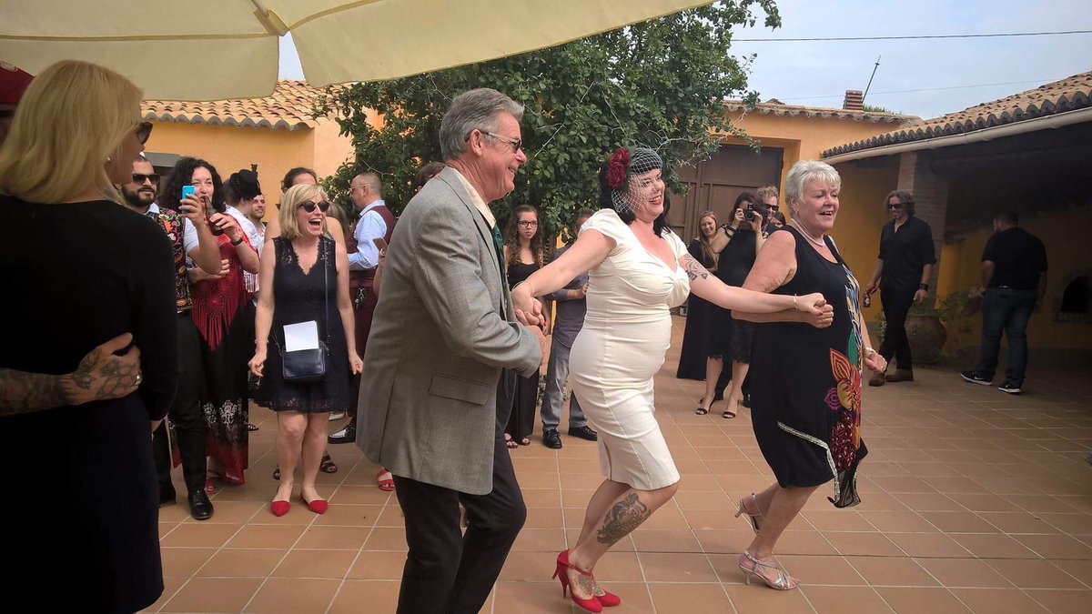 Oh and here's the tune to go with the photo , what a great wedding song. youtu.be/r1vIwIqJ8SQ