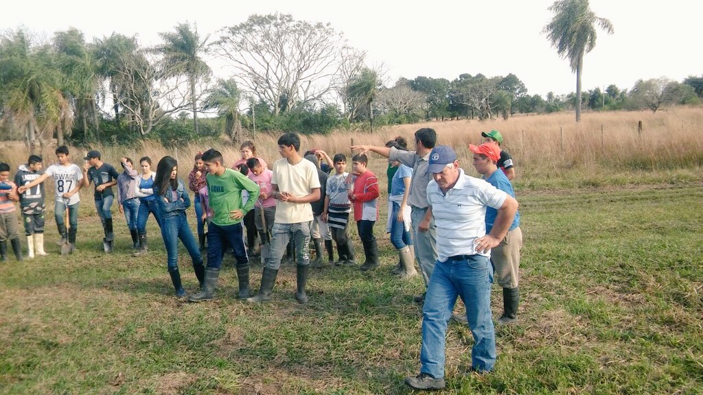 AF_INTA_CTES's tweet image. Sembrando avena negra como cobertura, parcelas de la EFA Tupá Rembiapó en Sta Ana c AER Corrientes #Profeder #REDAE