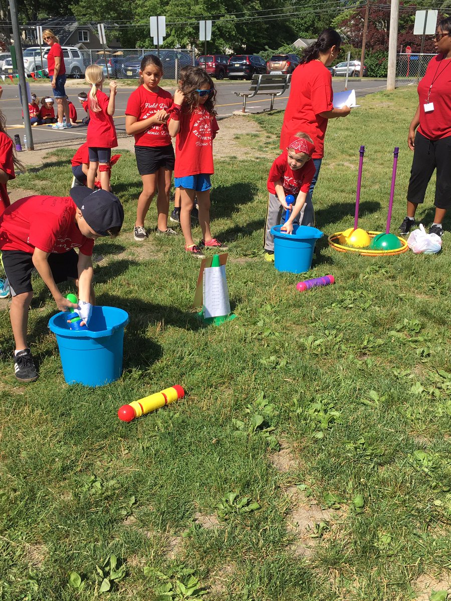 Room2wan's tweet photo. Games, 🎼, 🌭, yearbooks, 😄, &amp; ☀️..what more could u ask for?! Thank u Mr. Milano, Miss T, Mrs. C, and parents!! @WanamassaElem @missgilman8 https://t.co/YBNX1bcJXS