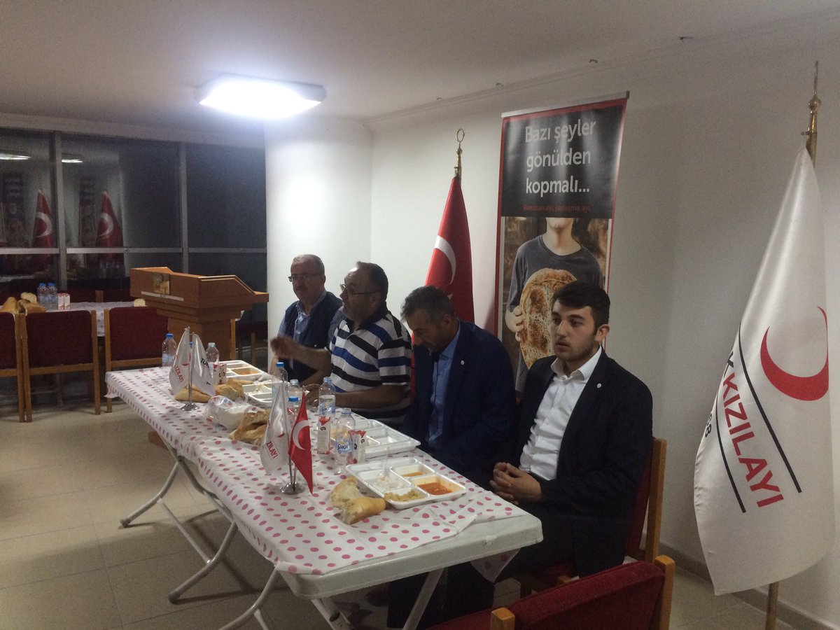 erdal_yildiz_06's tweet photo. Etimesgut Gençlik Kolları olarak, İlk iftarımızı gençlerimizle birlikte yaptık.. Emeği geçen herkese teşekkür ederim.. https://t.co/UGT1XJqt2o
